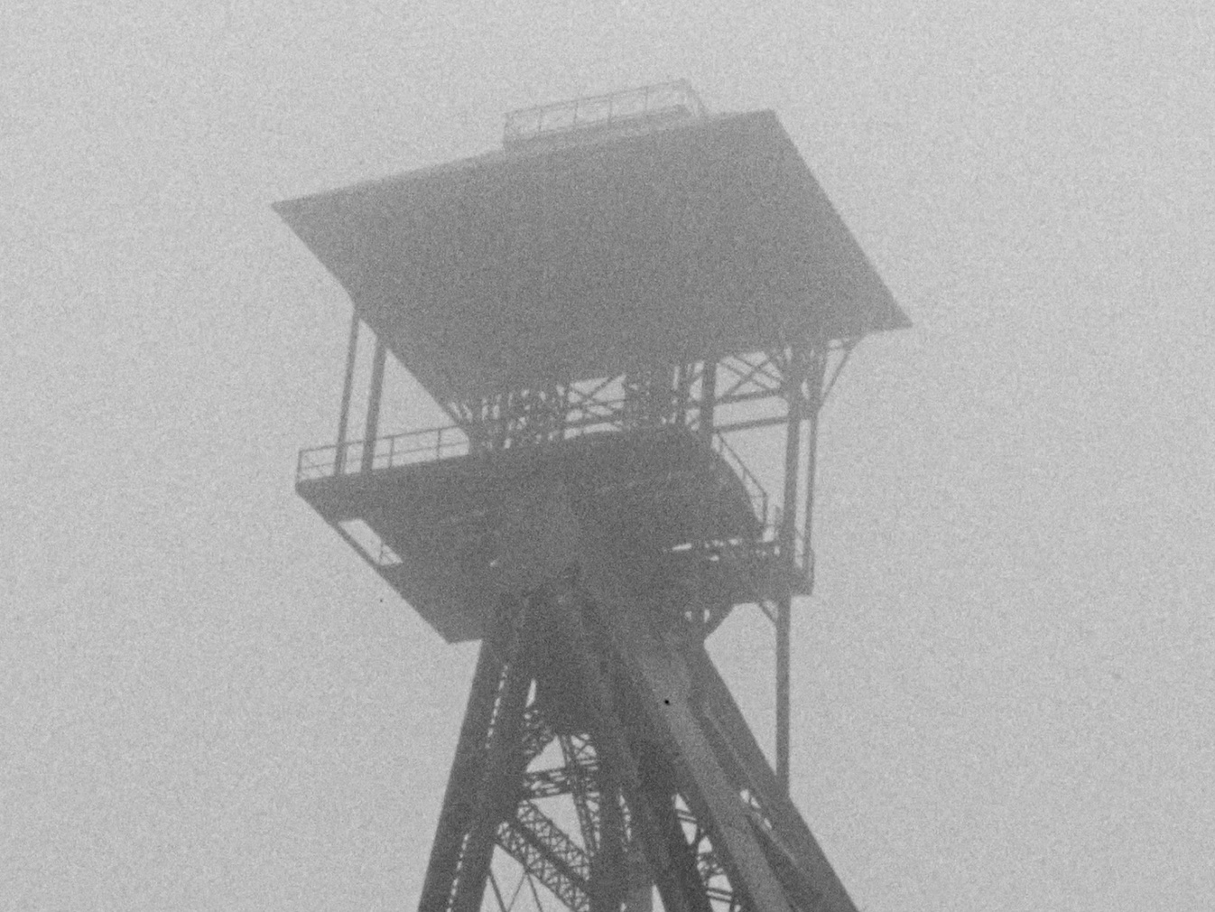 De schachtbok van de mijn in de mist